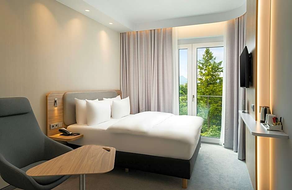 Photo 1 of 7 of Standard 1 Queen Bed, Mountain View