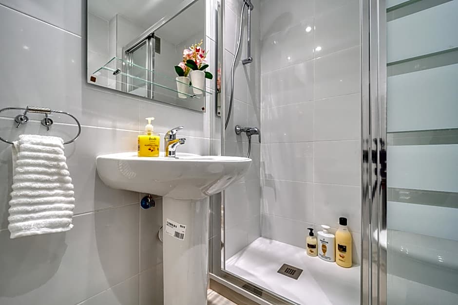B CasaCafé Madrid Pozuelo 2 Baño Fuera de la habitacion o COMPARTIDO