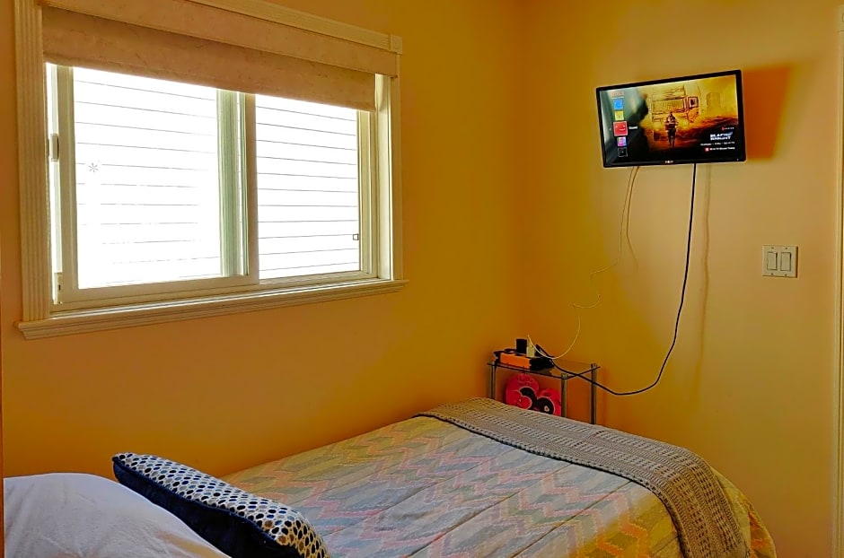 Helen's House / Close to Skytrain and Airport