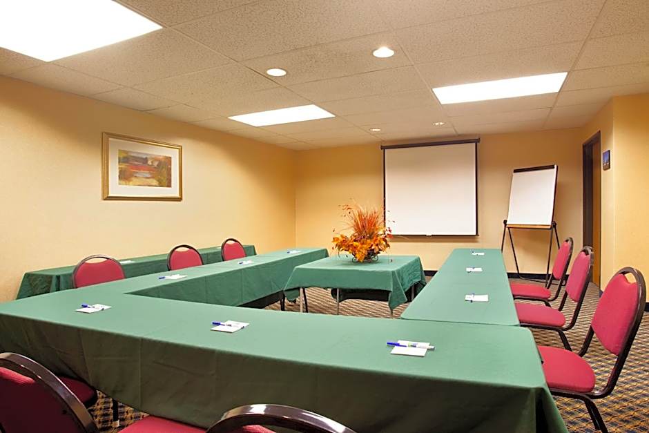 Country Inn & Suites by Radisson, Mt. Pleasant-Racine West, WI