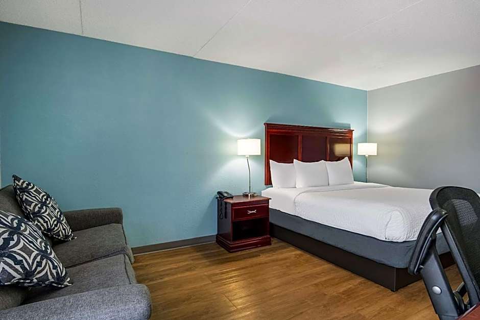 Clarion Inn & Suites Grand Rapids Airport