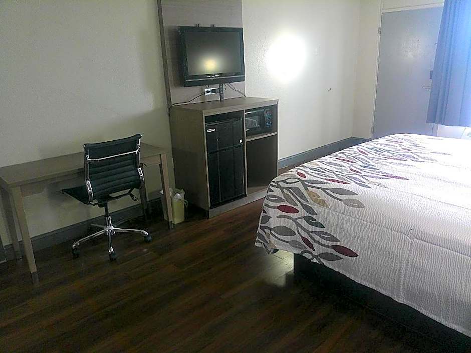 Red Roof Inn Richmond | HomeTowne Studios Richmond
