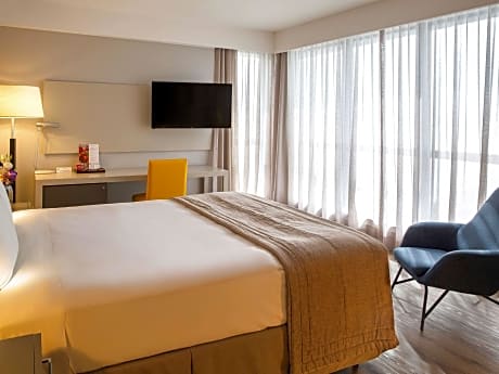 Luxury Room with 1 king-size bed and front view of the sea