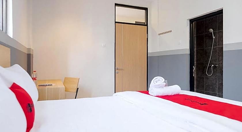 RedDoorz Plus near Taman Anggrek Mall