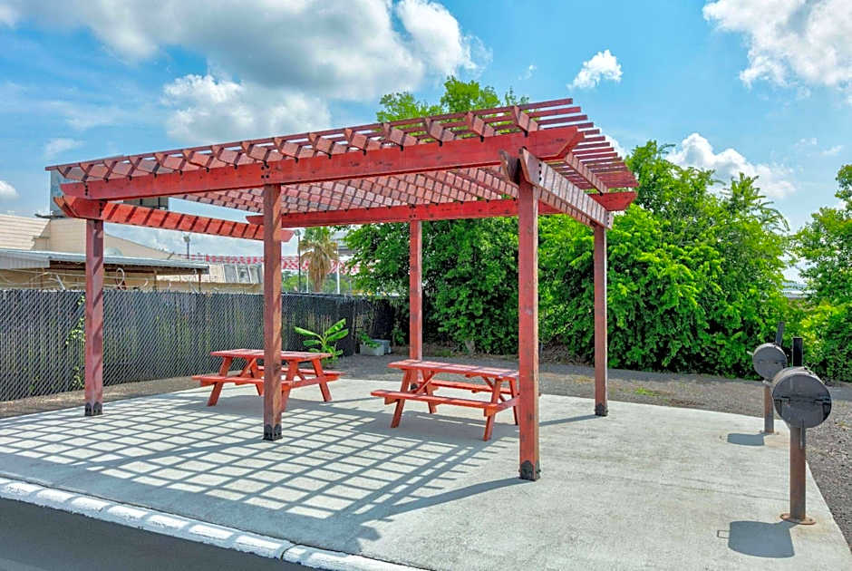 Super 8 by Wyndham New Braunfels I-35