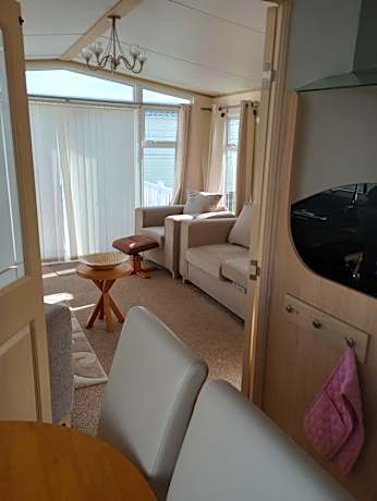 Luxury 2 bedroom caravan with large decking Close to beach