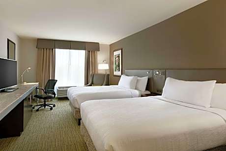 2 QUEEN HEARING ACCESSIBLE ROOM