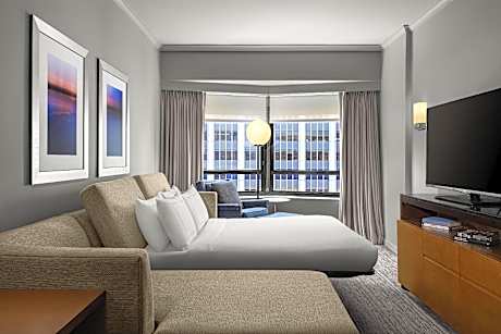 Family Suite 2 Double Mob/hear Acc. Ri Shower 35 Usd Mand Chg/vis Firealrm/door/phn Alrt 1 Bdrm/frid