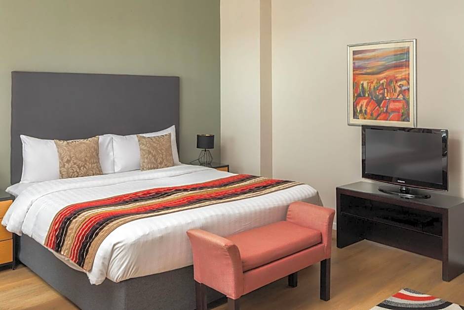 Escala Hotel & Suites