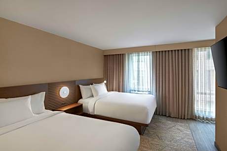 One-Bedroom Queen Suite with City View - Corner