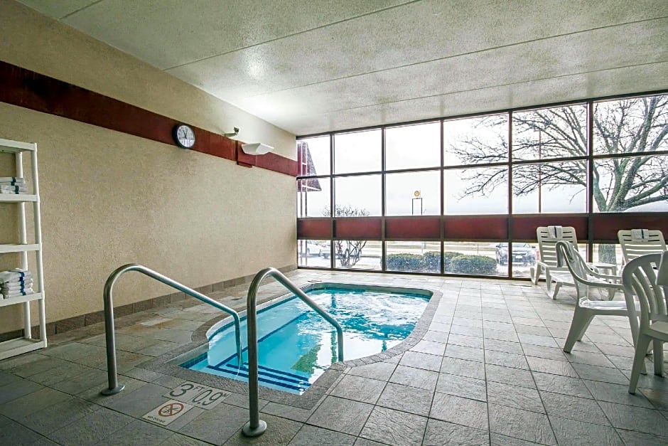 Comfort Inn & Suites Madison - Airport