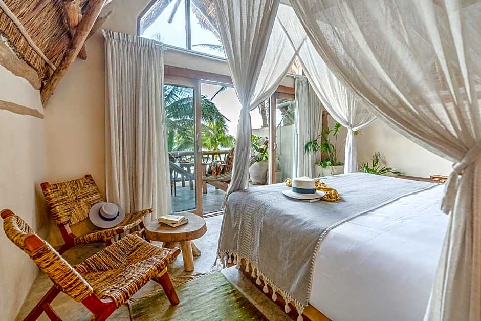 Foto 1 di 8 di Junior Suite, Beachfront, Top Floor