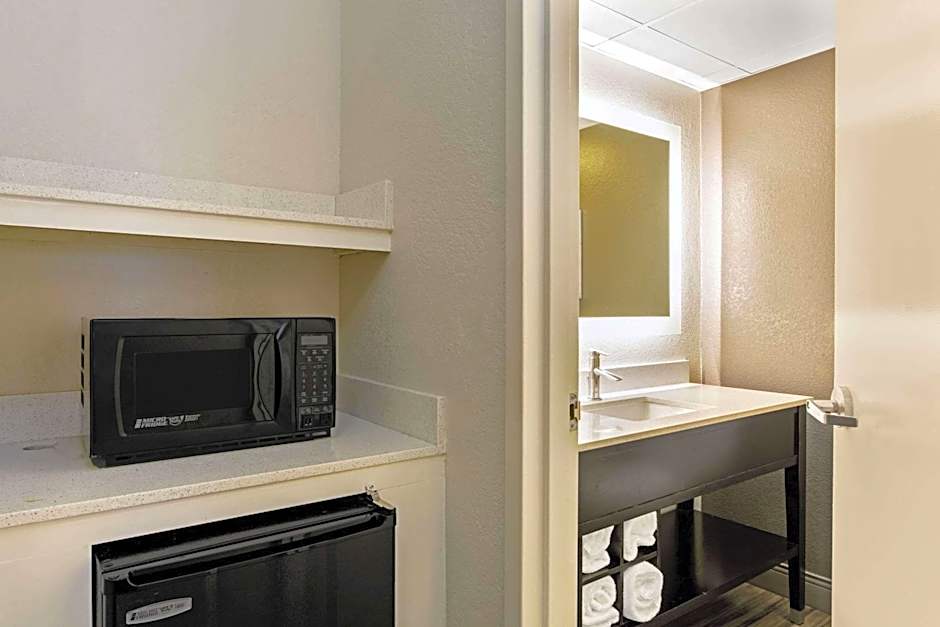 La Quinta Inn & Suites by Wyndham Andover