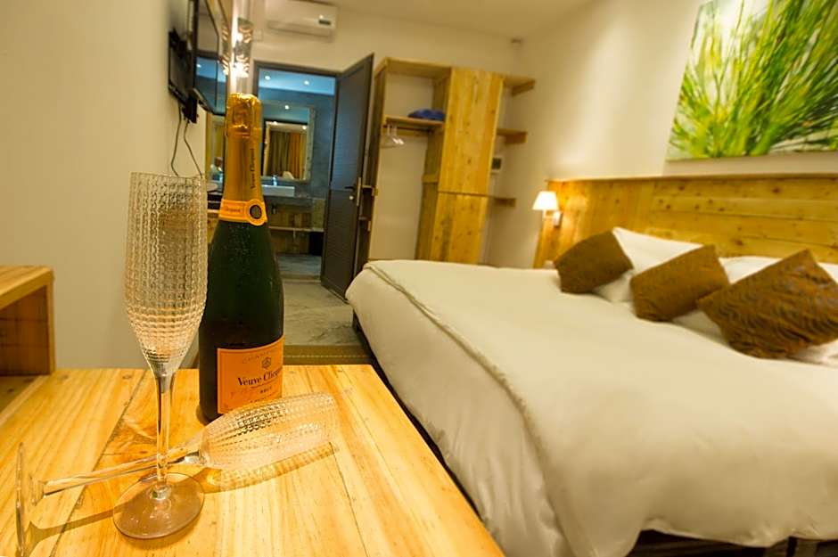 Villa Alizée - Boutique Hôtel Expérience - Idéal Couples & Pros - Piscine - Restaurant - Rooftop bar - Parking privé - 10min Port-Louis - Ambiance Tropical chic & authentique