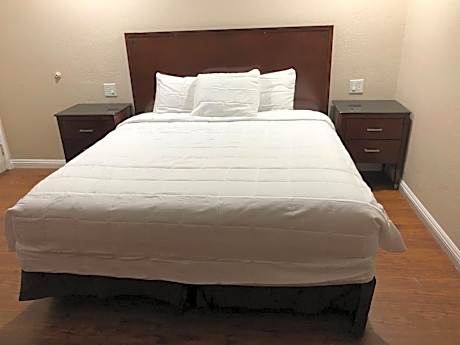 King Room with One King Bed - Smoking