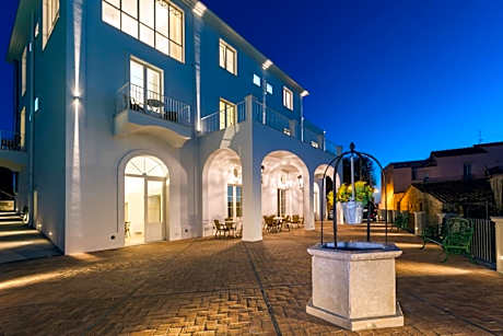 Deluxe Sea View King or Twin