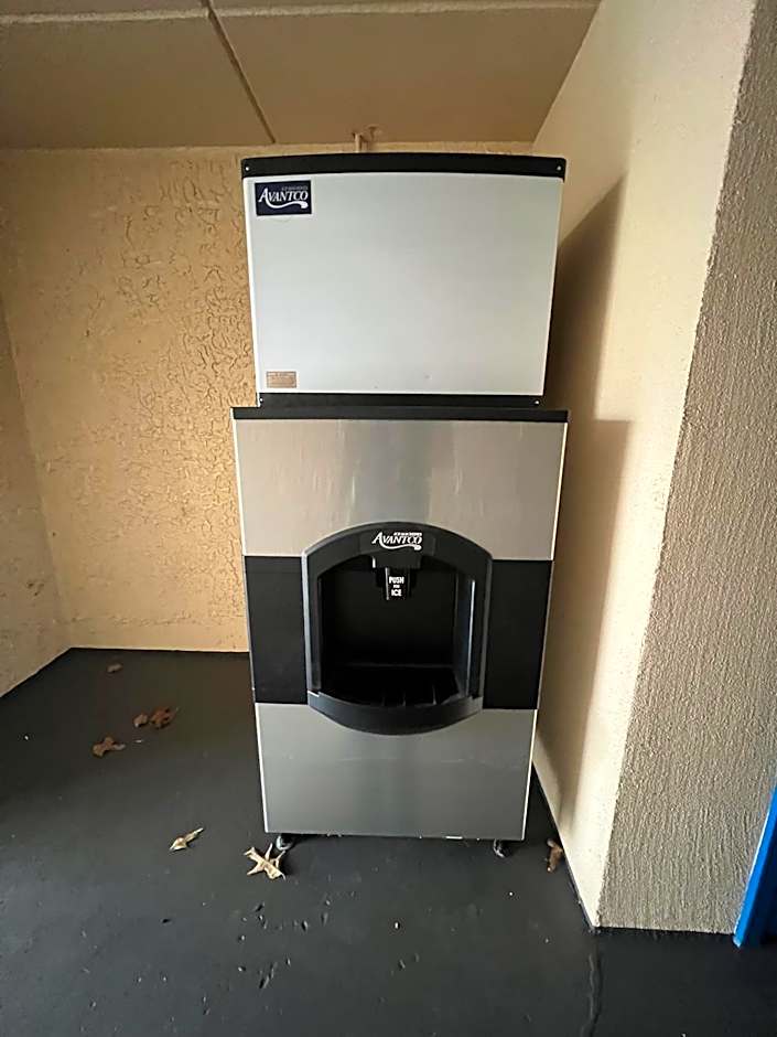 Super 8 by Wyndham Paducah I-24 Exit 4