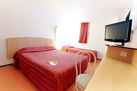 Triple Room (1 Double Bed + 1 Single Bed)