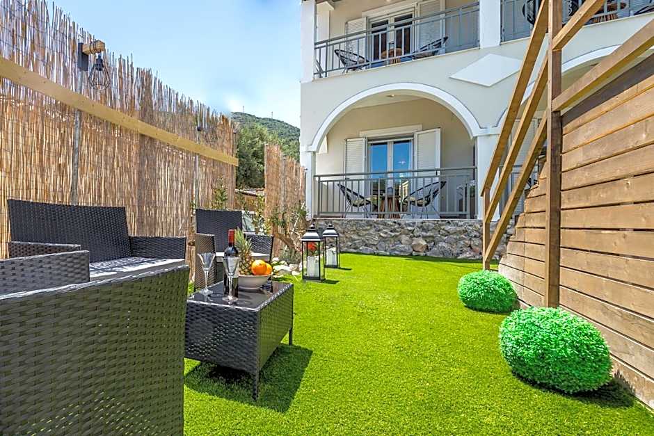 Royal Jelly Suites - Renovated Suites with Pool Just 5 Minutes walk from the Beach By Villa Mana Gers