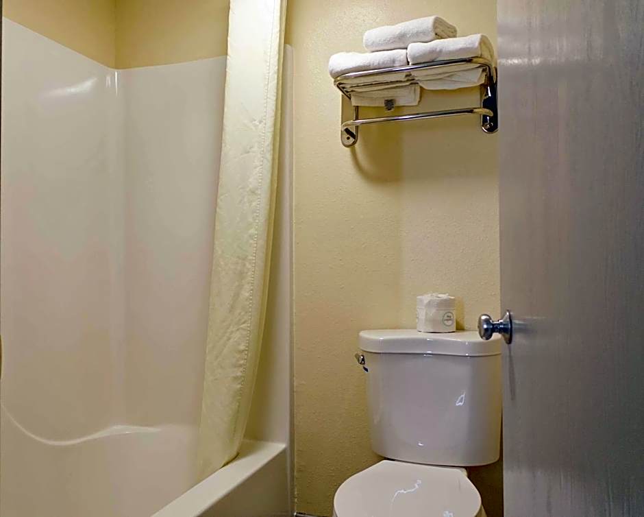 Super 8 by Wyndham Rockford I-90/Casino District