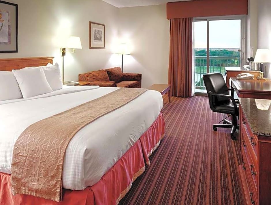 Photo 1 of 4 of 1 King Bed, Hearing/Mobility Accessible, Bathtub
