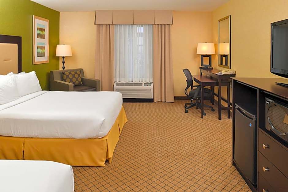 Holiday Inn Express Woodland By IHG