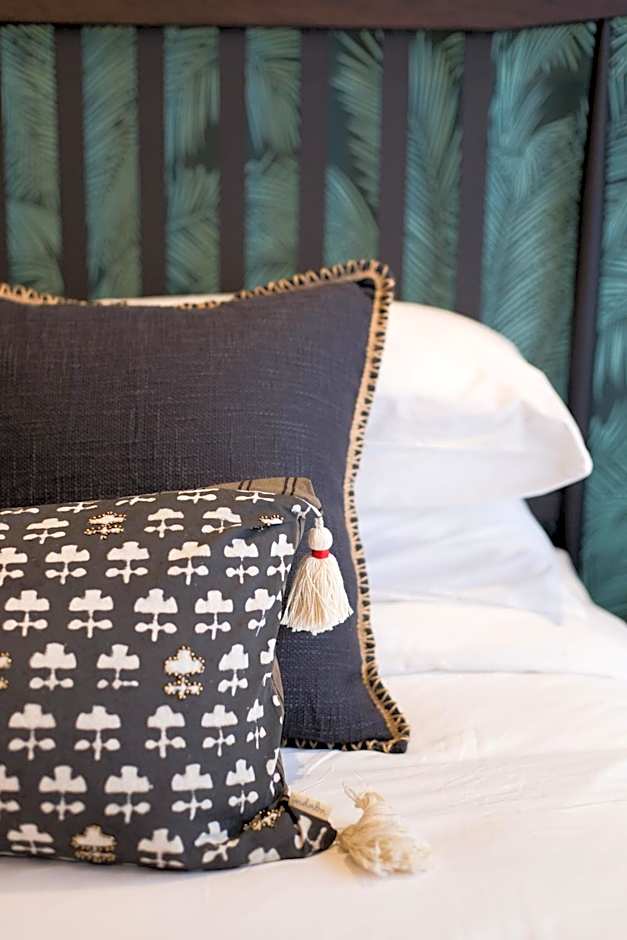 Studio Palms Steps from JeanTalon Market Full Bath by Den Stays