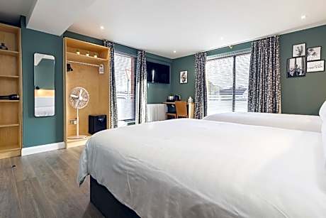 Deluxe-Quad room-Ensuite with Shower