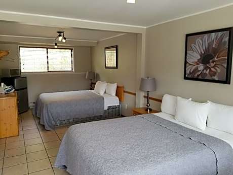 2 Queen Beds - No Kitchen