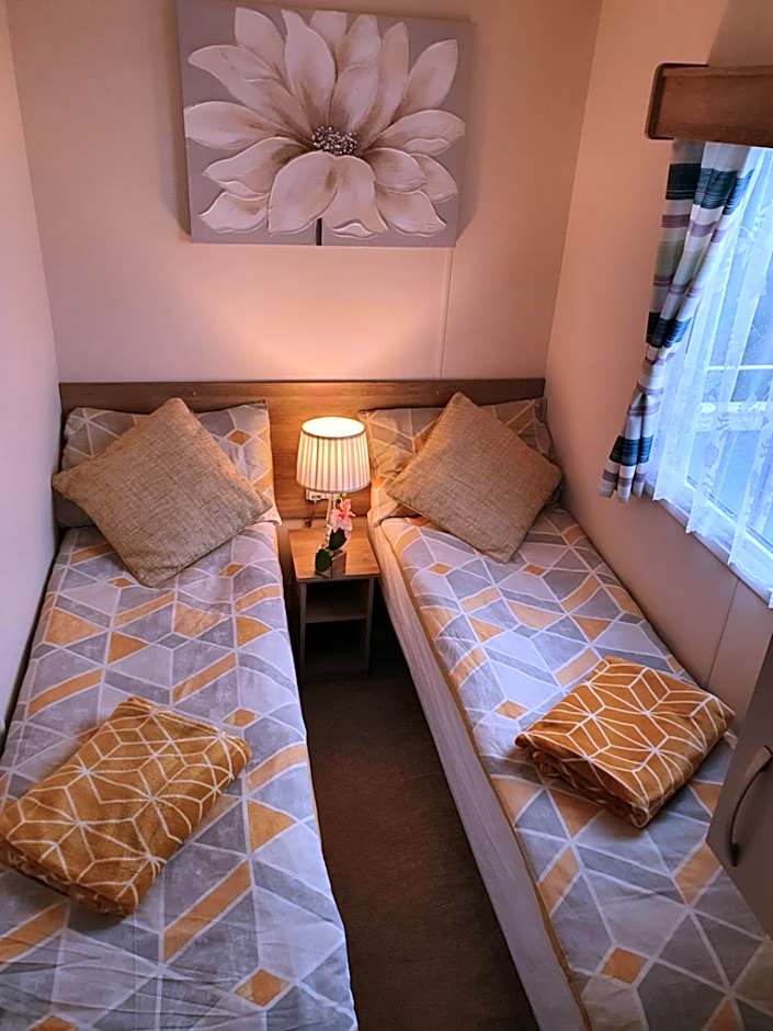 Relaxing Breaks with Hot tub at Tattershal lakes 3 Bedroom