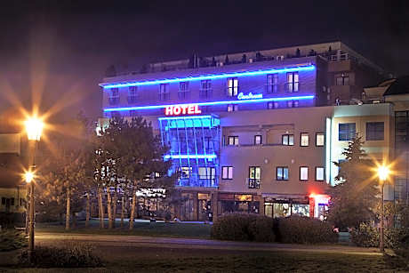 HOTEL CENTRUM with free parking