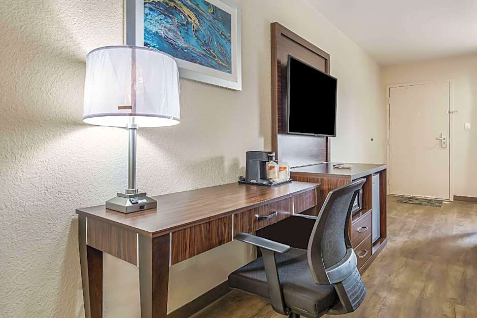 Quality Inn & Suites Suffolk West