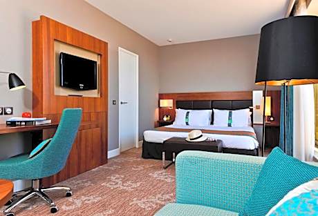 1 King Bed 2 Single Beds 2 Bedroom Suite