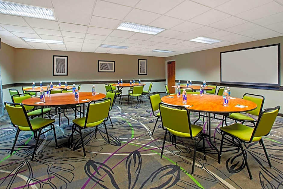 La Quinta Inn & Suites by Wyndham Detroit Metro Airport