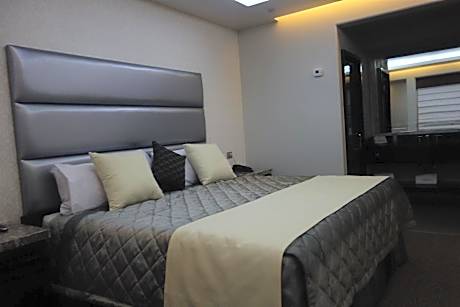 Queen Suite with Spa Bath