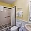 Deluxe Queen at the Curry Mansion - Parking & Heated Pool!