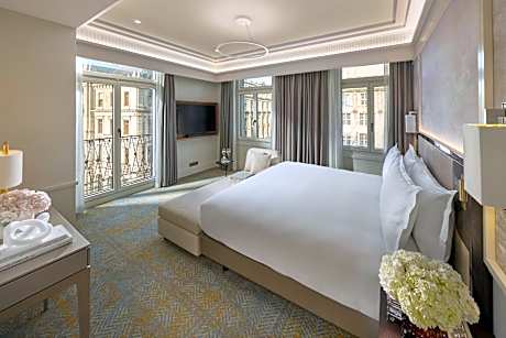 Mandarin Rooftop Suite