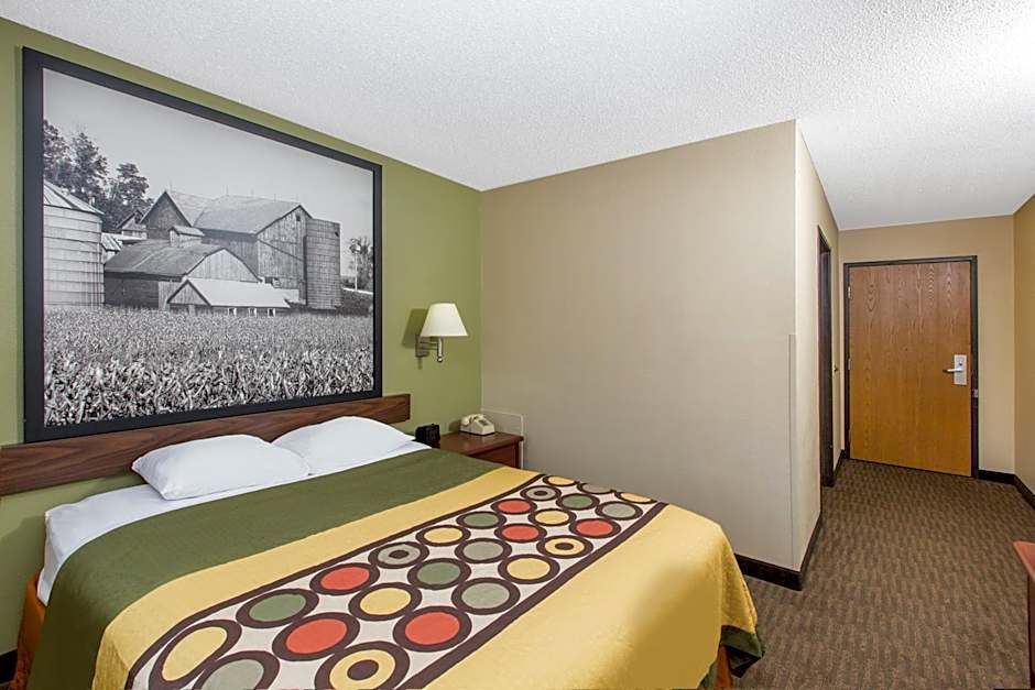 Super 8 by Wyndham Fairmont