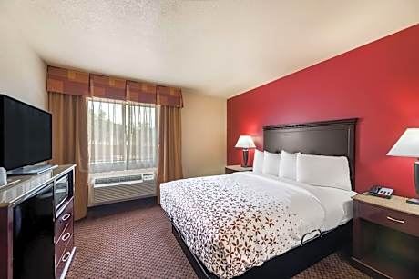 Queen Room with Roll-In Shower - Disability Access/Non-Smoking