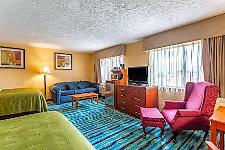 1 King Bed, 1 Queen Bed, Efficiency, Suite, Nonsmoking, Upgrade