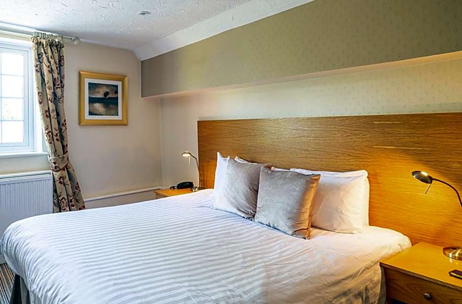 Pettifers Freehouse Hotel