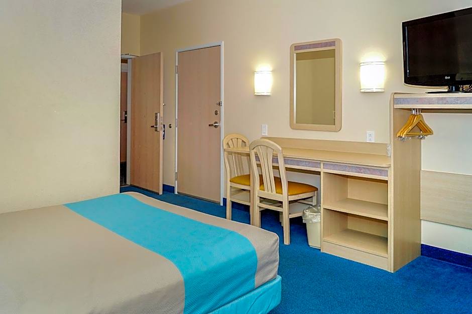 Motel 6 Peterborough