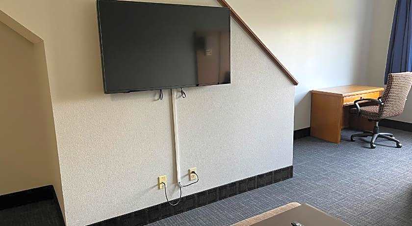 Days Inn & Suites by Wyndham Williamsburg IA North