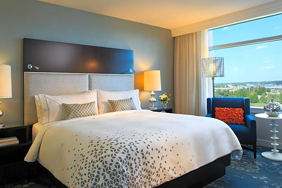 Renaissance by Marriott Arlington Capital View Hotel