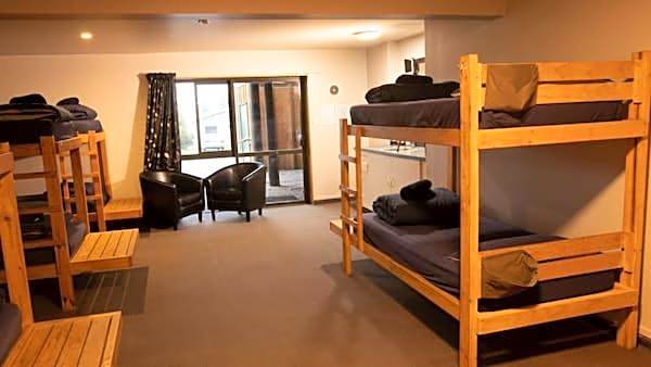 Dusky Lodge & Backpackers