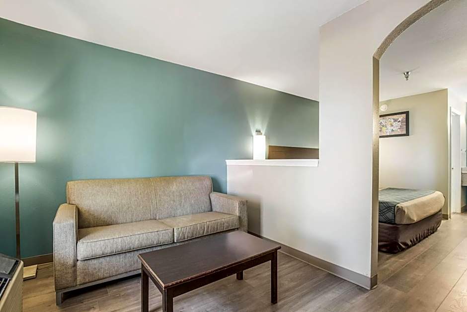 Econo Lodge Inn & Suites I-65