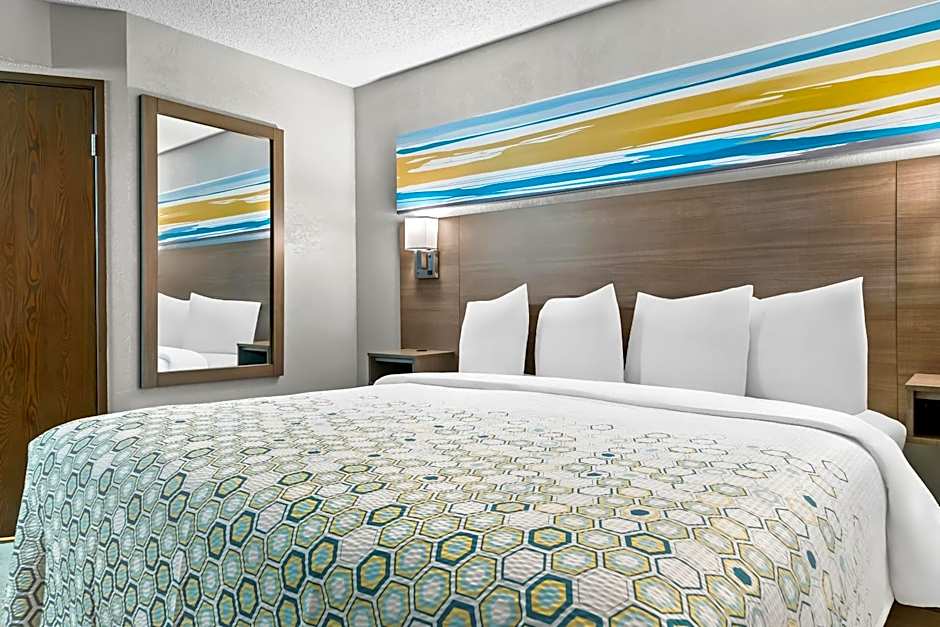 HomeTowne Studios by Red Roof Flint