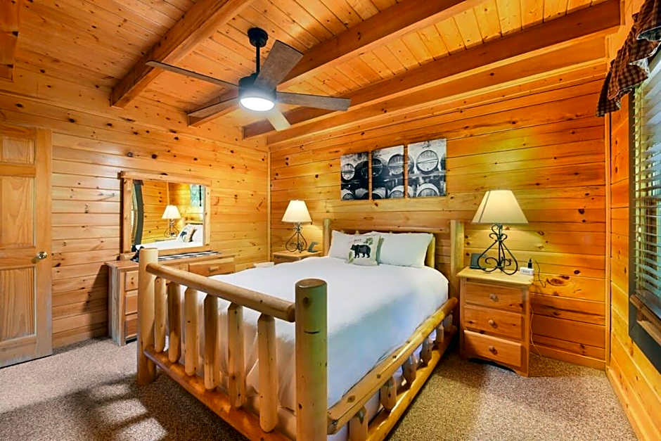 Ryes and Shine Bootlegger's Cabin! Hot Tub* Pool* Arcade* Billiards *EV * Pet Friendly