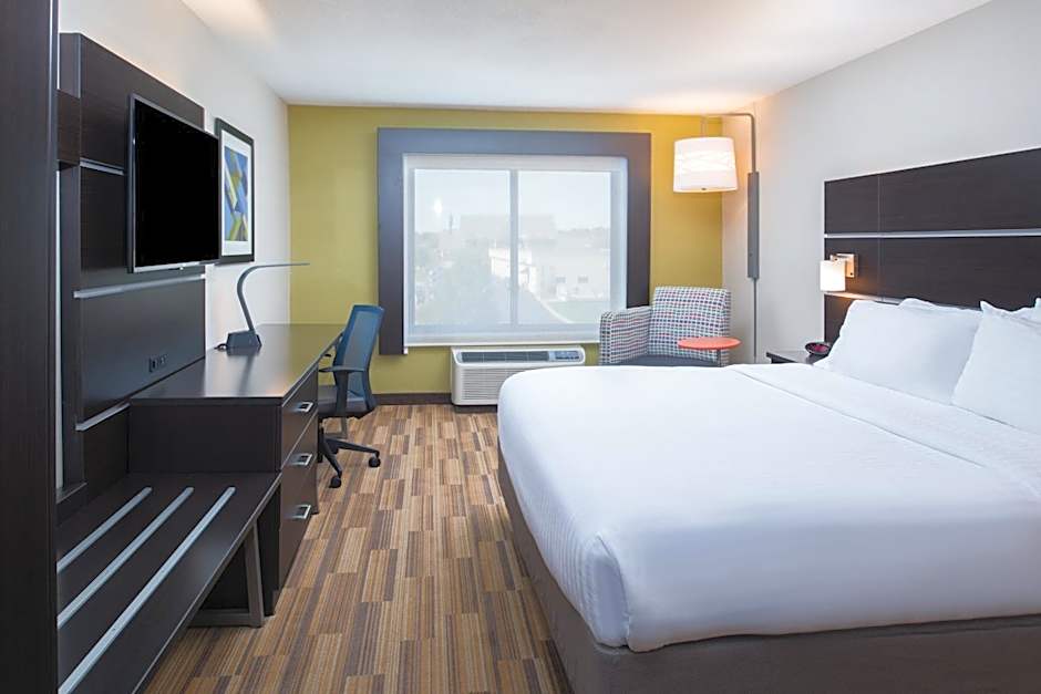 Holiday Inn Express Hotel & Suites Bismarck By IHG