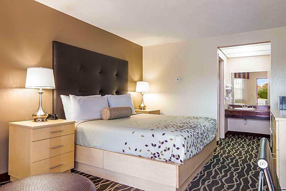 Photo 1 of 7 of 1 King Bed, Nonsmoking